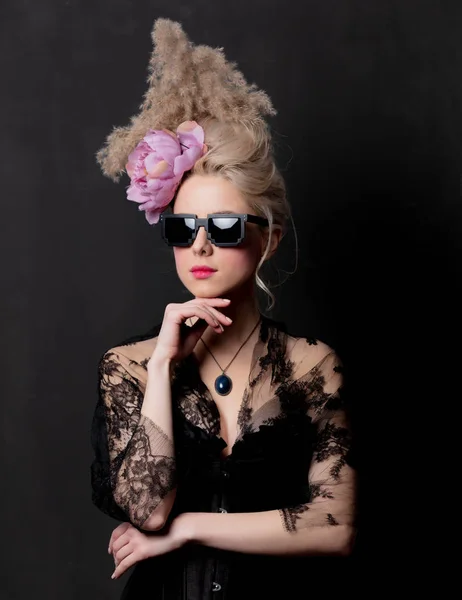 Vacker blond grevinna i solglasögon — Stockfoto