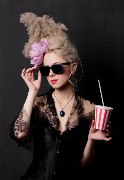 Mooie blonde gravin met drank en zonnebril — Stockfoto