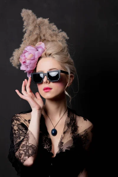 Beautiful blonde countess in sunglasses — ストック写真