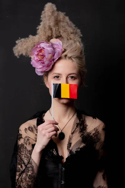 Vacker blond grevinna med Belgien flagga — Stockfoto