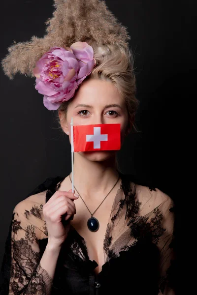 美丽的金发碧眼的伯爵夫人，戴着瑞士国旗 — 图库照片