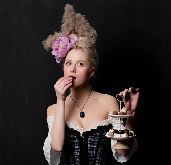 Gyönyörű szőke grófnő csokis cukorkával. — Stock Fotó