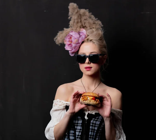 Vacker blond grevinna med en hamburgare — Stockfoto