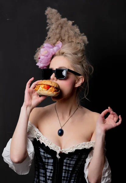 Hermosa condesa rubia con una hamburguesa —  Fotos de Stock