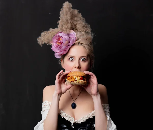 Piękna blond hrabina z hamburgerem — Zdjęcie stockowe