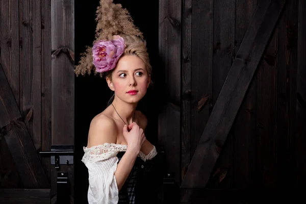 Vacker blond grevinna med vintage frisyr och korsett — Stockfoto