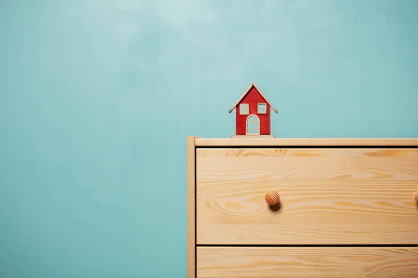 Pequeña casa roja en la mesa de madera dormitorio — Foto de Stock