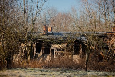 Almanya 'nın eski topraklarında terk edilmiş bina, şimdi de Polonya.
