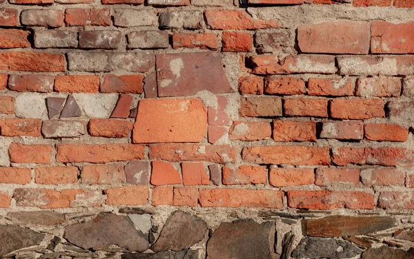 Close-up zicht op oude bakstenen muur van verlaten gebouw — Stockfoto