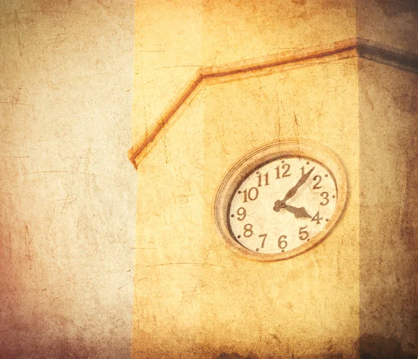 Oude klok op het stadhuis in Duitsland. — Stockfoto