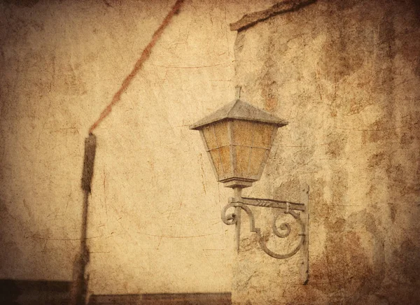 Lampadaire vieilli en Allemagne. Image dans l'ancien style de couleur — Photo