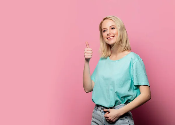 Mooie vrouw show OK gebaar op roze achtergrond — Stockfoto