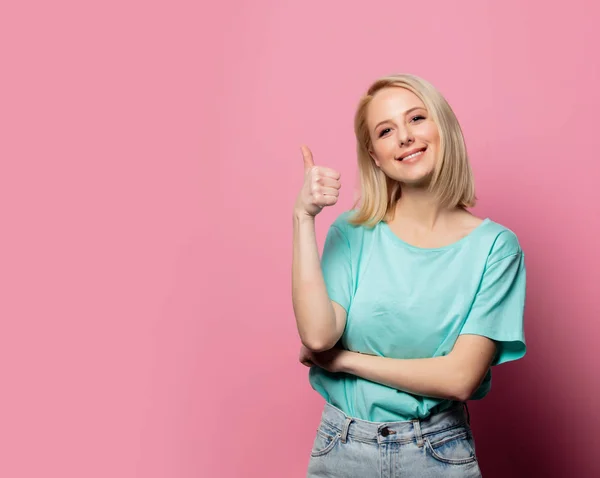 Mooie vrouw show OK gebaar op roze achtergrond — Stockfoto