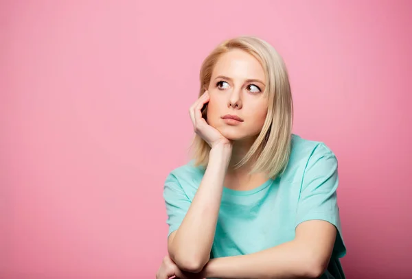 Schöne überraschte Frau auf rosa Hintergrund — Stockfoto