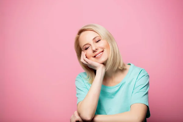 Schöne lächelnde Frau auf rosa Hintergrund — Stockfoto