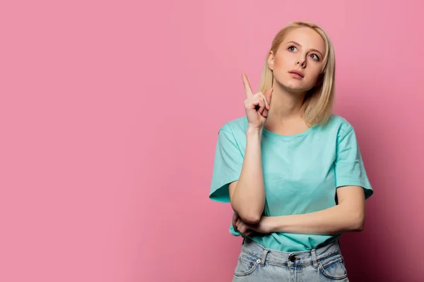 Pembe arka planda güzel, şaşkın kadın. — Stok fotoğraf