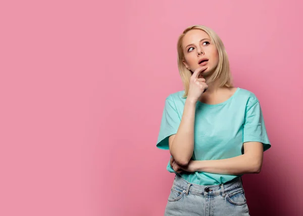 Mooie verraste vrouw op roze achtergrond — Stockfoto