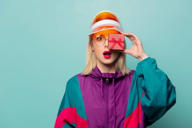 Aqua Menthe arka planında Kadınlar Günü hediyesi olan tarz bir kadın.