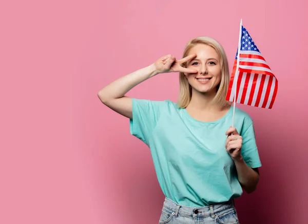 Gyönyörű szőke nő Usa zászló rózsaszín háttér — Stock Fotó