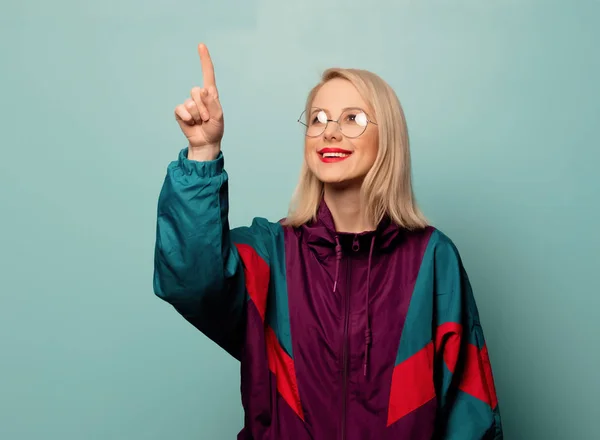 Hermosa Mujer Traje Deporte Los Años Gafas Sobre Fondo Azul — Foto de Stock