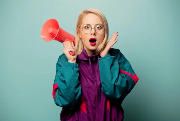 Blonde Frau Mit Brille Und Lautsprecher Auf Blauem Hintergrund — Stockfoto