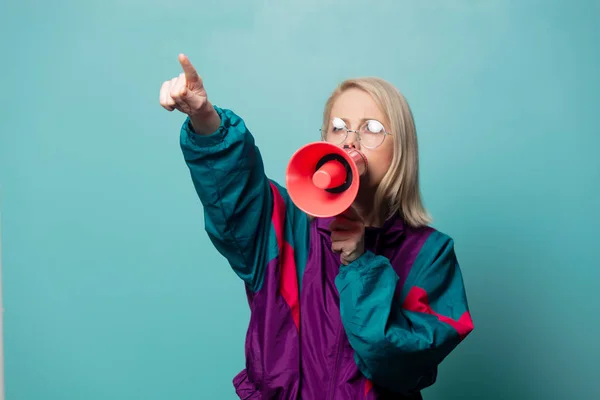 Estilo Mujer Rubia Gafas Con Altavoz Sobre Fondo Azul —  Fotos de Stock