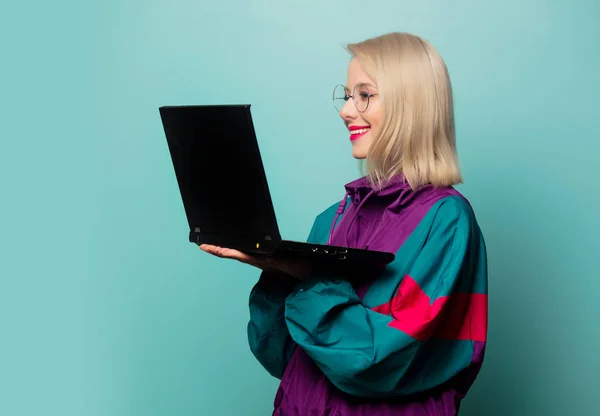 Dizüstü Bilgisayarlı Gözlüklü Sarışın Kadın — Stok fotoğraf