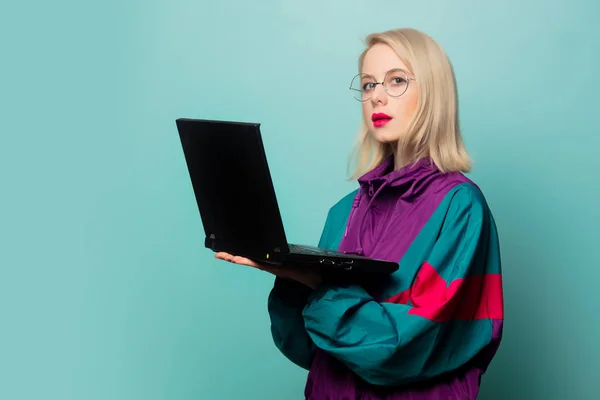 Stil Blond Kvinna Glasögon Med Bärbar Dator — Stockfoto