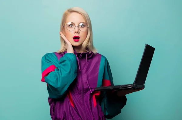 Stijl Blonde Vrouw Bril Met Laptop Computer — Stockfoto