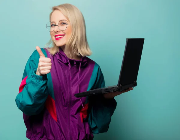 Stijl Blonde Vrouw Bril Met Laptop Computer — Stockfoto