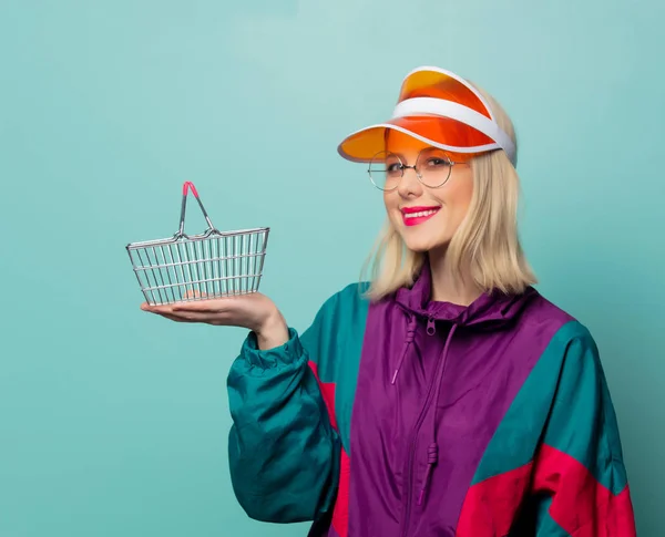 Stil blond kvinna i 90-tals sport kostym med varukorg — Stockfoto