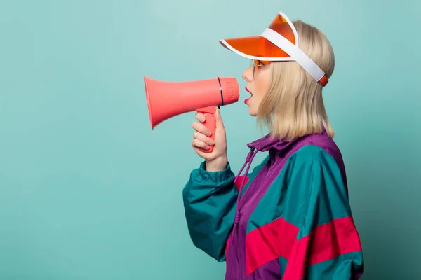 Styl blondýny žena v brýlích s reproduktorem — Stock fotografie