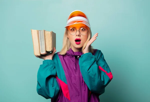 Stijl Blonde Vrouw Jaren Sport Pak Met Boeken Blauwe Achtergrond — Stockfoto