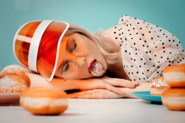 90 'ların elbiseli, donutlu güzel kadın. 