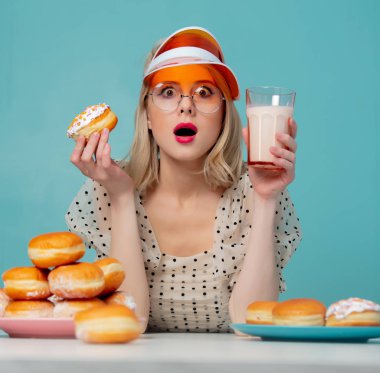 90 'ların elbiseli, donutlu ve sütlü güzel bir kadın.