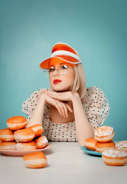 Mulher Bonita Roupas Dos Anos Com Donuts — Fotografia de Stock