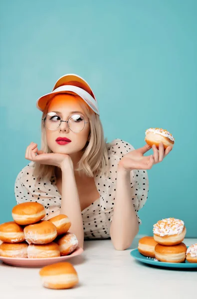 Ların Elbiseli Donutlu Güzel Kadın — Stok fotoğraf