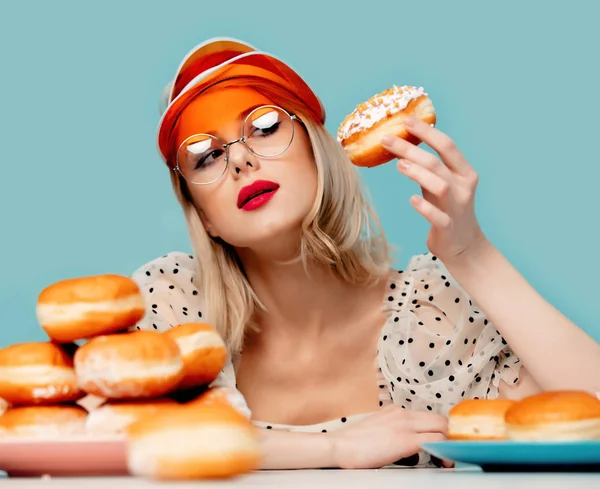 Mulher Bonita Roupas Dos Anos Com Donuts — Fotografia de Stock