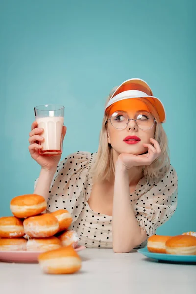 Ların Elbiseli Donutlu Sütlü Güzel Bir Kadın — Stok fotoğraf