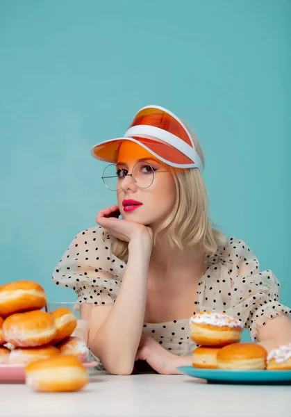 Mulher bonita em roupas dos anos 90 com donuts — Fotografia de Stock