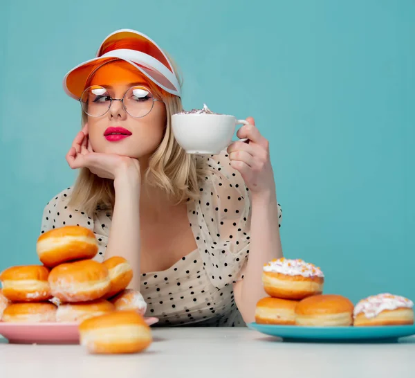 Mulher bonita em roupas dos anos 90 com donuts e café — Fotografia de Stock