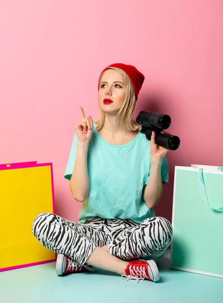 Style woman with shopping bags and binoculars — 图库照片