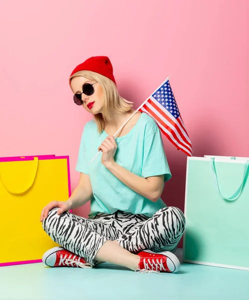 Style woman in sunglasses with shopping bags and USA flag — ストック写真