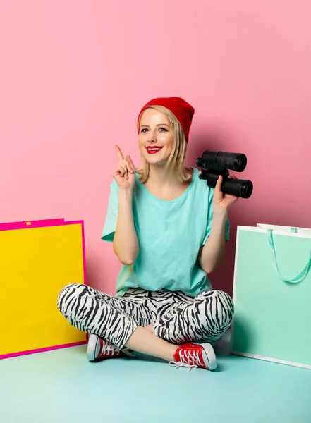 Style woman with shopping bags and binoculars — Stock Photo, Image