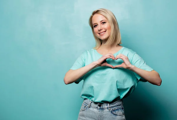 Beautiful blonde woman show Heart in Hand — Stockfoto