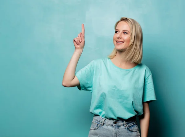 Mooie blonde vrouw houd vinger omhoog — Stockfoto