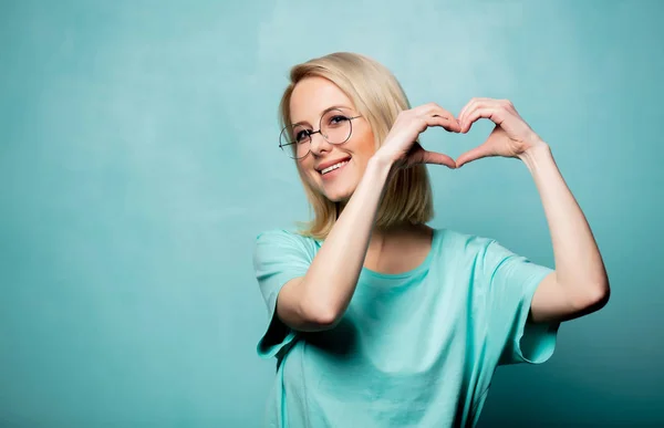 Beautiful blonde woman show Heart in Hand — Stockfoto