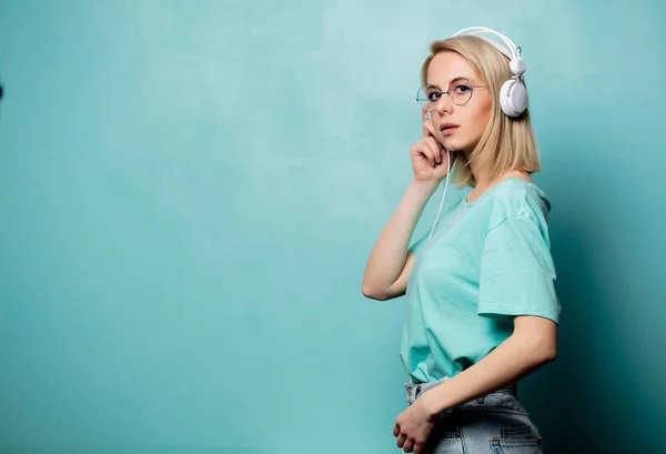 Estilo mujer rubia en gafas con auriculares —  Fotos de Stock