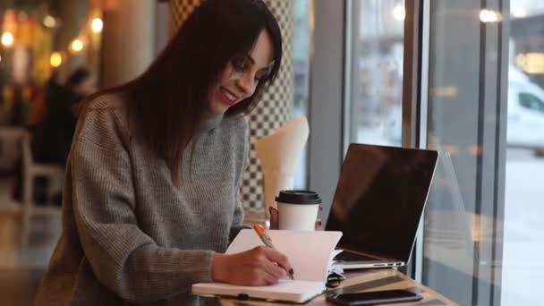 Femme Brune Avec Ordinateur Portable Travaillant Dans Café — Video