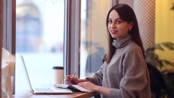 Bruna Donna Con Notebook Sta Lavorando Caffè — Video Stock